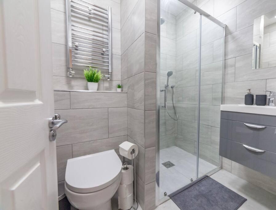 Apartamento Sunny, 2bed 2bath, Garden Near Hyde Park *